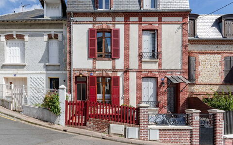 La Casita: Nuage, Ciel, Propriété, Bâtiment, Arbre, Bois, Chaise, Design Urbain, Mobilier De Jardin, Table