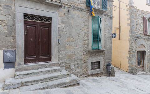 La Terrazza Sulla Valle: Fenêtre, Bâtiment, Bois, Porte, Quartier, Surface De La Route, Brique, Façade, Sol