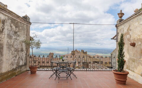 La Terrazza Sulla Valle: Ciel, Nuage, Propriété, Plante, Bâtiment, Pot De Fleur, Bleu Azur, Chaise, Bois, Sol