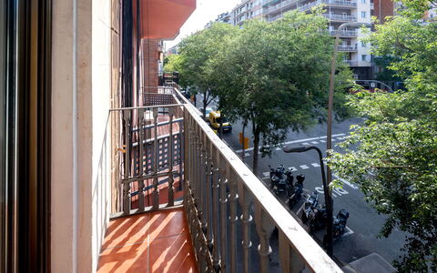 Sants-Montjuïc: Avenida Madrid: Plante, Nuage, Ciel, Bâtiment, Design Intérieur, Ombre, Table, Arbre, Condominium, Zone Résidentielle