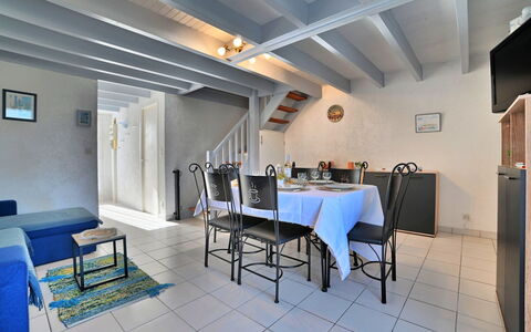 Résidence la Grande Baie: Table, Plante, Nuage, Ciel, Bâtiment, Propriété, Vaisselle, Chaise, Design Intérieur, Mobilier De Jardin