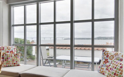 Pauliina - 10M to the Fjord: Design Intérieur, Sol, Sol, Verre, Meubles, Pièce, Daylighting, Coussin, Salon