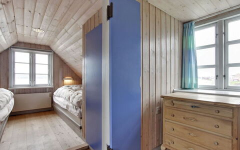 Pauliina - 10M to the Fjord: Chambre, Lit, Bois, Sol, Sol, Design Intérieur, Plafond, Meubles, Pièce, Literie
