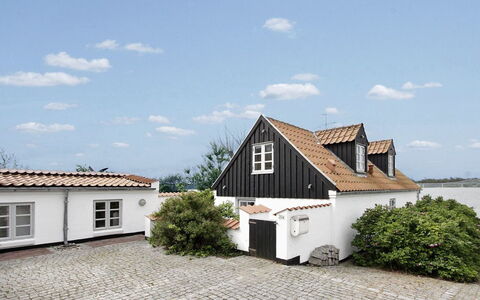 Pauliina - 10M to the Fjord: Bâtiment, Fenêtre, Toit, Maison, Domicile, Zone Résidentielle, Architecture, Façade, Porte, Chalet
