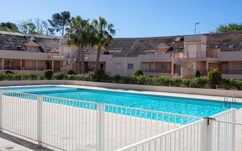 Le Royal Park: L'Eau, Plante, Ciel, Bâtiment, Piscine, Bleu Azur, Arbre, Maison, Fenêtre, Ombre