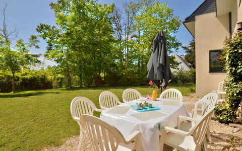Charme de Kerfago: Ciel, Plante, Meubles, Table, Chaise, Bâtiment, Arbre, Tableau De Plein Air, Fenêtre, Ombre