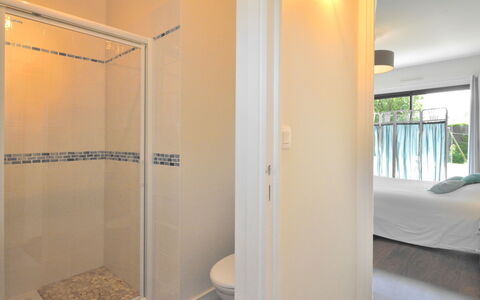 Charme de Kerfago: Design Intérieur, Bois, Tete De Douche, Sol, Salle De Bains, Sol, Douche, Mur, Bâtiment