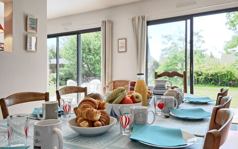 Charme de Kerfago: Aliments, Table, Vaisselle, Meubles, Fenêtre, Chaise, Assiette, Coupe, Serveware, Vaisselle
