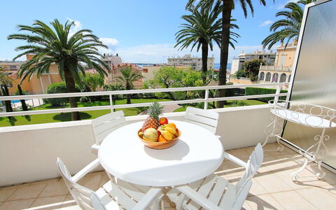 Riviera Park: Propriété, Vacances, Jaune, Meubles, Immobilier, Maison, Appartement, Table, Bâtiment, Recours