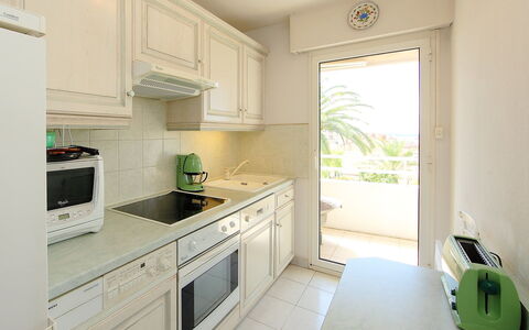 Riviera Park: Propriété, Pièce, Vert, Meubles, Cuisine, Cabinetry, Bâtiment, Design Intérieur, Jaune, Comptoir