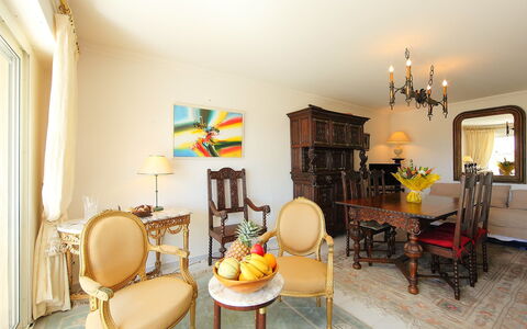 Riviera Park: Pièce, Jaune, Propriété, Design Intérieur, Meubles, Salon, Bâtiment, Maison, Immobilier, Table