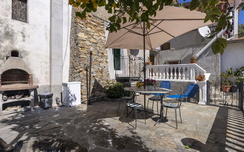 Il Giardino: L'Eau, Bâtiment, Nuage, Plante, Propriété, Jour, Ciel, Bleu Azur, Arbre, Maison