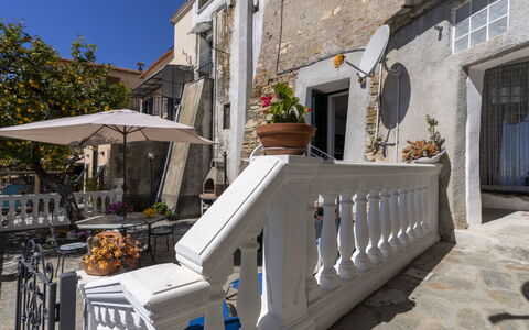 Il Giardino: L'Eau, Bâtiment, Nuage, Plante, Propriété, Jour, Ciel, Bleu Azur, Arbre, Maison