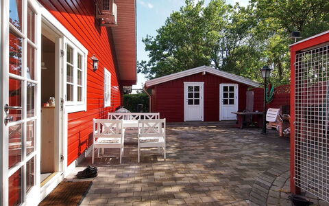 Salme - 100M from the Sea: Bleu, Arbuste, Chalet, Couverture De Sol, Jardin, Biens, Ombre, Aménagement Paysager, Ferme, Eco Hôtel