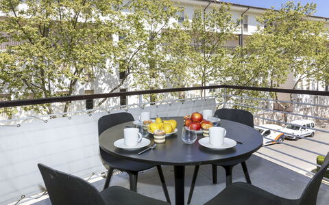 Mar i Llum: Table, Meubles, L'Eau, Propriété, Ciel, Bâtiment, Nuage, Chaise, Tableau De Plein Air, Mobilier De Jardin