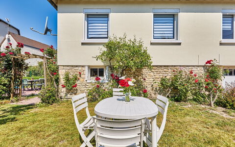 Janomaine: Plante, Fenêtre, Propriété, Bâtiment, Ciel, Chaise, Fleur, Maison, Lot Terre, Table