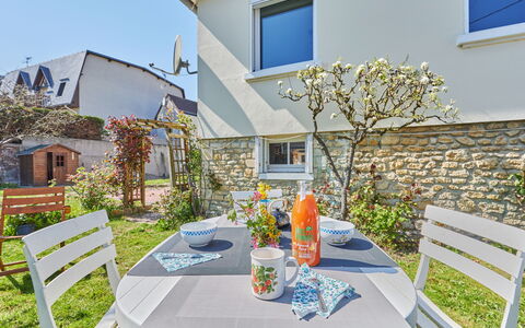 Janomaine: Table, Meubles, L'Eau, Propriété, Ciel, Bâtiment, Nuage, Chaise, Tableau De Plein Air, Mobilier De Jardin