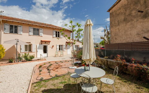 Elena: Table, Meubles, L'Eau, Propriété, Ciel, Bâtiment, Nuage, Chaise, Tableau De Plein Air, Mobilier De Jardin
