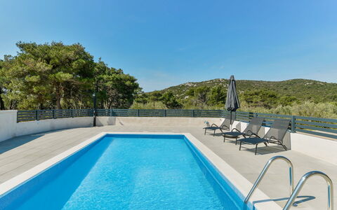 Gušt: L'Eau, Ciel, Propriété, Piscine, Bleu Azur, Ombre, Rectangle, Mobilier De Jardin, Arbre, Loisir