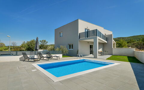 Gušt: Ciel, Bâtiment, Propriété, Bleu Azur, Plante, Ombre, Rectangle, Arbre, Architecture, Maison