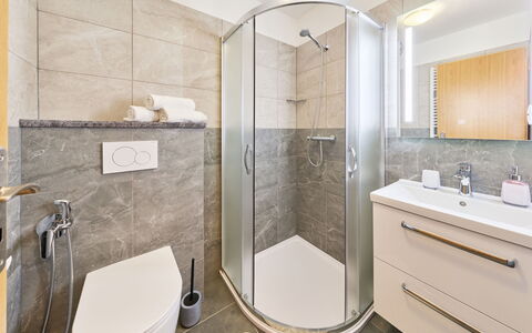 Marika: Salle De Bains, Luminaire Plomberie, Design Intérieur, Sol, Sol, Lavabo, Évier, Toilette, Robinet, Miroir