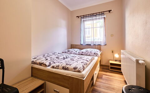 Marika: Meubles, Propriété, Fenêtre, Confort, Cabinetry, Bois, Tiroir, Cadre De Lit, Bâtiment