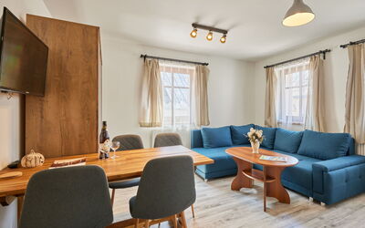 Cerny Dul 101: Meubles, Propriété, Table, Fenêtre, Canapé, Bois, Bâtiment, Design Intérieur, Sol