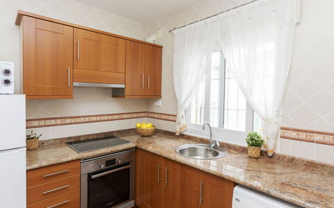 Peñismar Ii: Cabinetry, Comptoir, Propriété, Meubles, Évier, Bois, Design Intérieur, Tiroir, Cuisine, Cuisinière