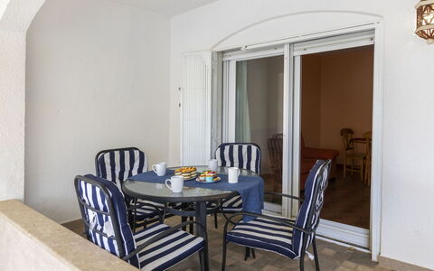 Peñismar Ii: Meubles, Propriété, Table, Bâtiment, Chaise, Bois, Ombre, Design Intérieur, Sol, Salle