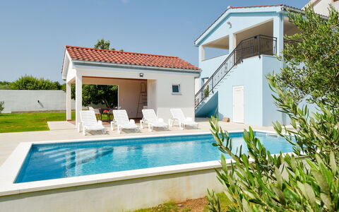 Elena: L'Eau, Plante, Ciel, Propriété, Bleu Azur, Piscine, Bâtiment, Ombre, Mobilier De Jardin, Zone Résidentielle