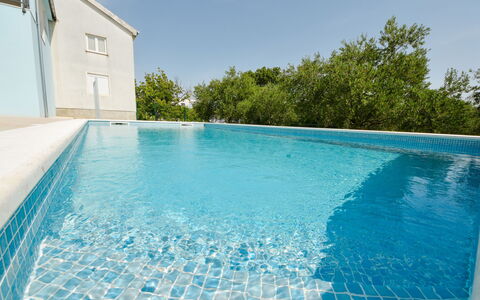 Elena: L'Eau, Ciel, Propriété, Piscine, Bâtiment, Bleu Azur, Rectangle, Ombre, Arbre, Nuage