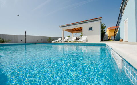 Elena: L'Eau, Ciel, Piscine, Nuage, Plante, Bleu Azur, Bâtiment, Aqua, Loisir, Ombre