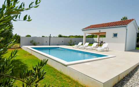 Elena: Plante, Ciel, Bâtiment, L'Eau, Piscine, Ombre, Rectangle, Fenêtre, Herbe, Loisir