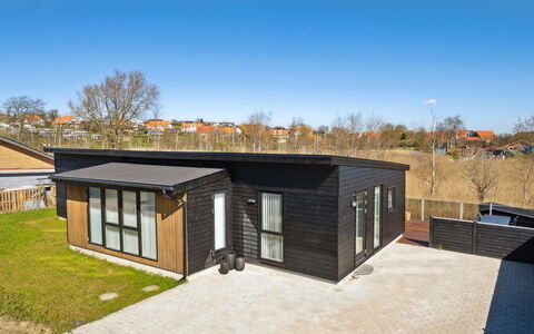 Thorlaf - 200M from the Sea: Toit, Maison, Lot Terre, Domicile, Chalet, Biens, Batiments Jardin, Ombre, Cabane En Rondins, Aménagement Paysager