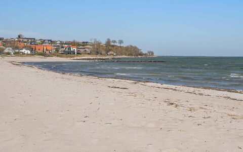 Thorlaf - 200M from the Sea: Appartement, Ombre, Balcon, Chaise, Clôture, Mobilier De Jardin, Aluminium, Gazon Artificiel