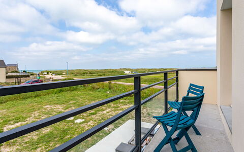 Paradis des Dunes: Nuage, Ciel, Bâtiment, Chaise, Plante, Bois, Ombre, Mobilier De Jardin, Porche, Herbe