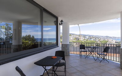 Sanremo 671: Nuage, Ciel, Bâtiment, Design Urbain, Quartier, Plante, Condominium, Bloc Tour, Zone Résidentielle, Façade