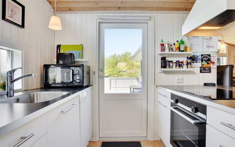 Aletha - 180M from the Sea: Cuisine, Appareil De Cuisine, Bois, Principaux Appliance, Comptoir, Sol, Design Intérieur, Domicile, Plafond, Sol