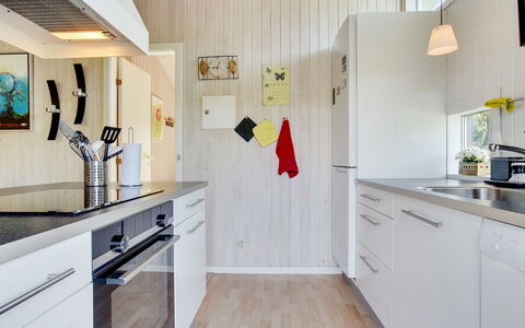 Aletha - 180M from the Sea: Cuisine, Comptoir, Design Intérieur, Sol, Bois, Appareil De Cuisine, Meubles, Principaux Appliance, Sol, Cabinetry