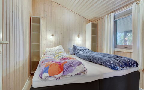 Aletha - 180M from the Sea: Design Intérieur, Bois, Plafond, Chambre, Textile, Sol, Meubles, Lit, Sol, Pièce