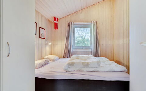 Aletha - 180M from the Sea: Bois, Chambre, Design Intérieur, Lit, Sol, Sol, Plafond, Drap De Lit, Domicile, Literie