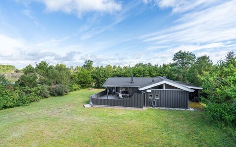 Aletha - 180M from the Sea: Toit, Domicile, Porte, Chalet, Ombre, Siding, Cour, Biens, Arrière-Cour