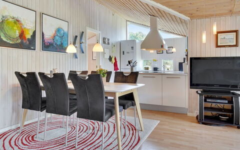 Aletha - 180M from the Sea: Toit, Domicile, Porte, Chalet, Ombre, Siding, Cour, Biens, Arrière-Cour