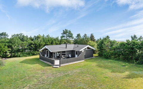 Aletha - 180M from the Sea: Toit, Domicile, Porte, Chalet, Ombre, Siding, Cour, Biens, Arrière-Cour
