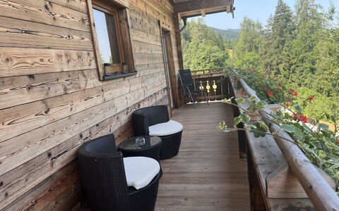 Hettegg Lehen: Bâtiment, Plante, Propriété, Ciel, Fenêtre, Bois, Design Intérieur, Herbe, Arbre, Ombre