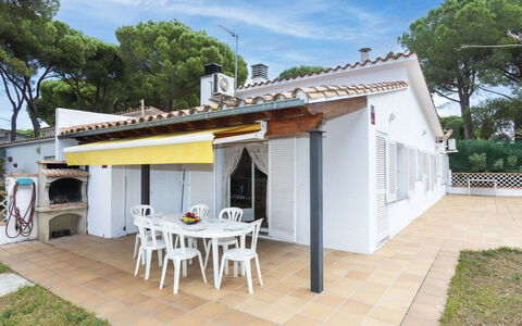 Gemma: Propriété, Plante, Bâtiment, Ciel, Bleu, Ombre, Bois, Architecture, Design Intérieur, Chaise