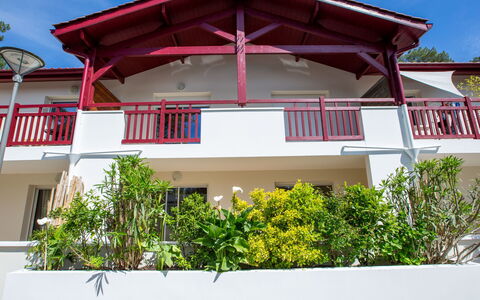 Villa Marine: Bâtiment, Ciel, Jour, Propriété, Nuage, Fenêtre, Plante, Arbre, Zone Résidentielle, Immobilier