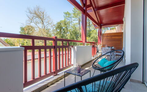 Villa Marine: Propriété, Plante, Bâtiment, Ciel, Bleu, Ombre, Bois, Architecture, Design Intérieur, Chaise
