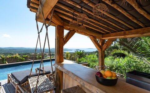 Villa Casaben: L'Eau, Propriété, Plante, Ciel, Table, Bois, Mobilier De Jardin, Ombre, Bâtiment, Eco Hôtel