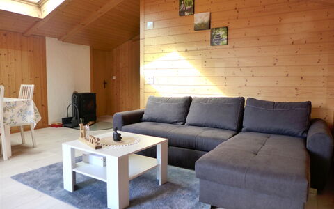 Chalet Vamika: Meubles, Table, Canapé, Propriété, Design Intérieur, Bois, Architecture, Salon, Canapé-Lit, Sol